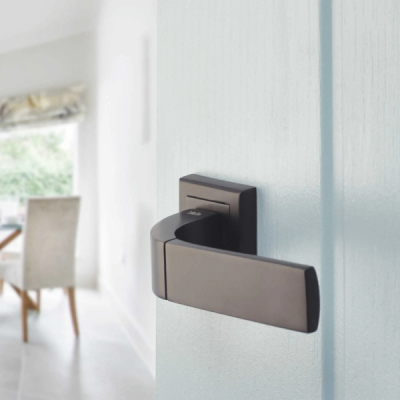 Maner rozeta patrata usa interior Yale Bologna aluminiu negru 127x53.5mm MNR2768