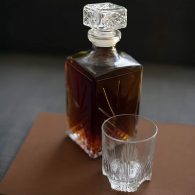 Set Whisky 6 pahare 285ml si Decantor 1l Sticla Bormioli Selecta DNC49282